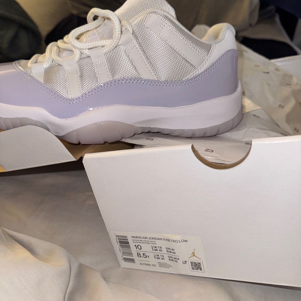 Jordan 11 violet